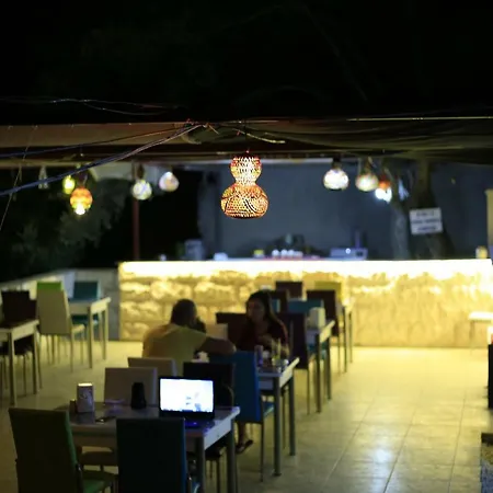 אכסניה סטודיו דירות בגודל 300 מר עם 7 חדרי רחצה פרטיים בBayindir קס