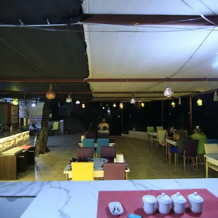 אכסניה סטודיו דירות בגודל 300 מר עם 7 חדרי רחצה פרטיים בBayindir